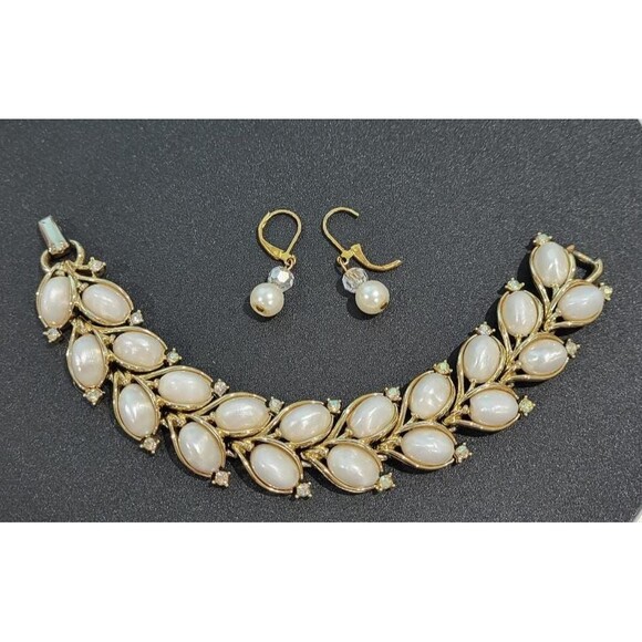 Vintage Lisner Pearl Like Thermoset Bracelet with Faux Pearl Earrings - Picture 2 of 9